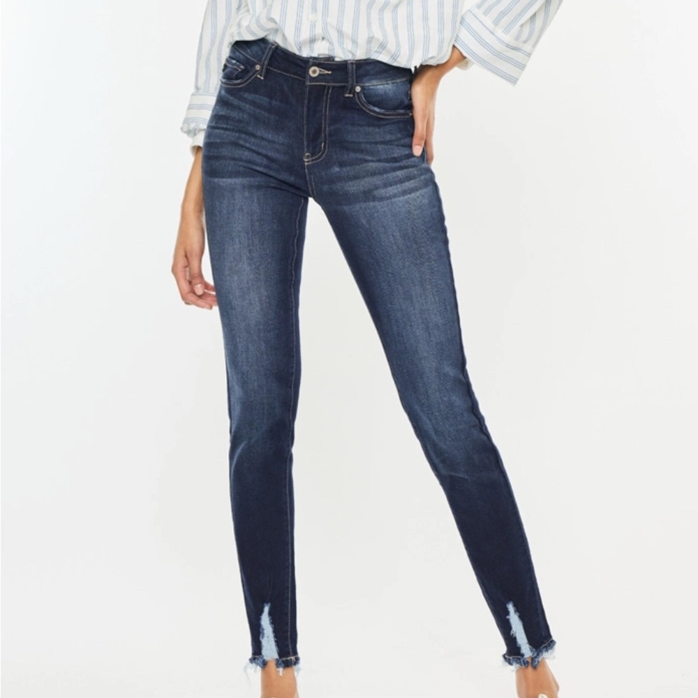 KanCan high rise super skinny jeans
Dark stone wash- Woman’s NWT
